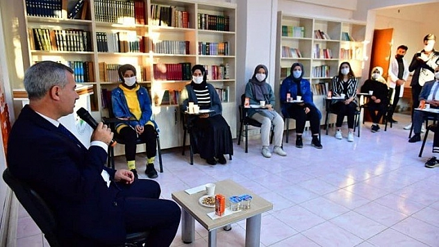Gençlerin taleplerini dinledi