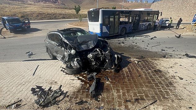 Cip ile yolcu otobüsü çarpıştı