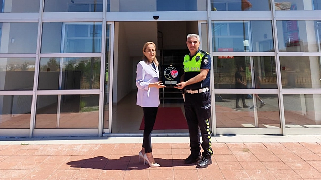 Çocuğa çorabını veren polise TFF'den Fair Play ödülü