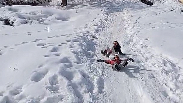 Malatya'da çocuklar tepsi ve bidonlarla karın keyfini çıkardı