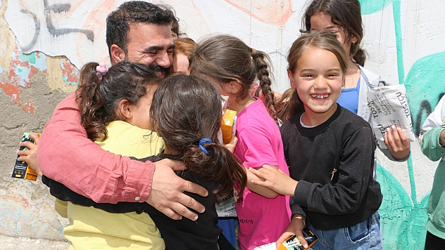Çocukluk özlemini unutmadı: Şimdi yüzlerce çocuğu sevindiriyor
