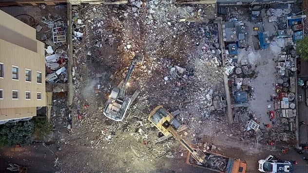 Çöken binada acı bilanço: Can kaybı yükseldi
