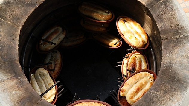 Çömleklerde pişirilen börek talep görüyor