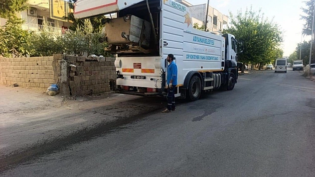 Çöp konteynerleri tek tek yıkanıp dezenfekte ediliyor