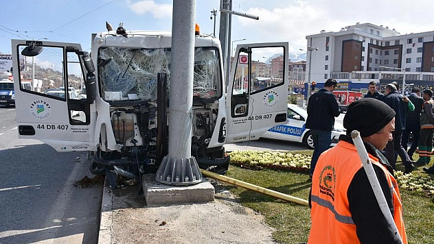 Çöp kamyonu ile çarpıştı