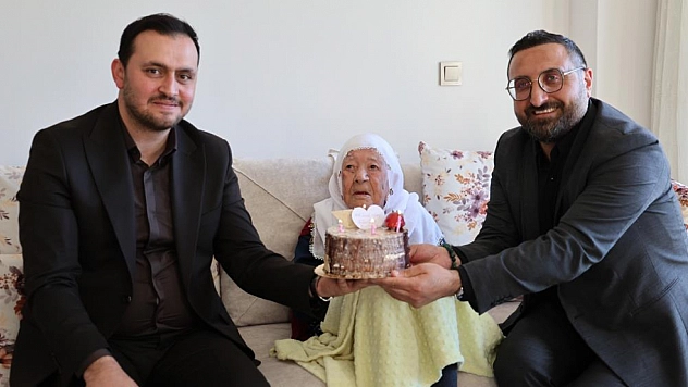 Cumhuriyetle yaşıt Nazife nineyi duygulandıran anneler günü sürprizi