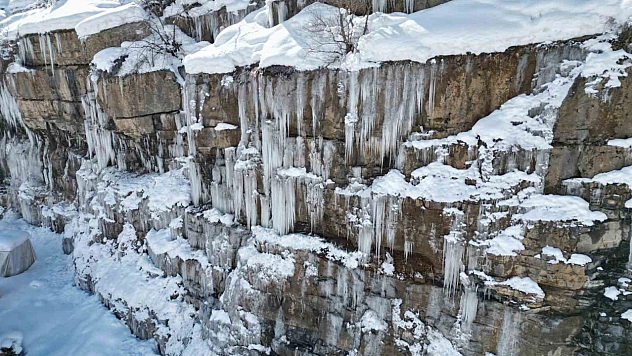 Dağlarda buzdan şelale oluştu