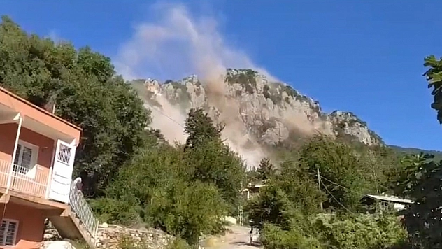 Dağlardan dev kayalar koptu
