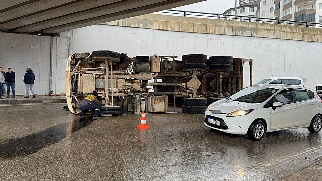 Damperi köprüye çarpan kamyon yan yattı