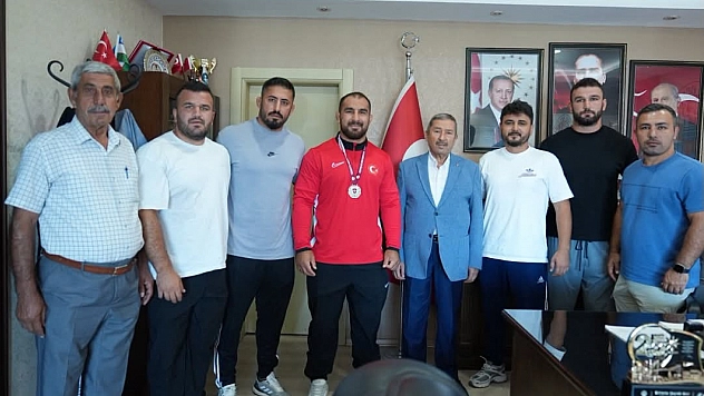 Başkan Bozkurt'tan şampiyon Feyzullah Aktürk'e tebrik