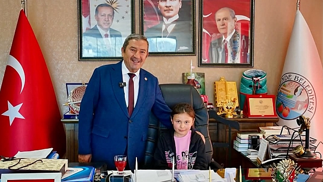 Başkan Bozkurt, koltuğunu minik Ayşe Zümra'ya emanet etti