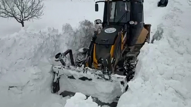 Malatya'da 3 mahallede karla mücadele sürüyor