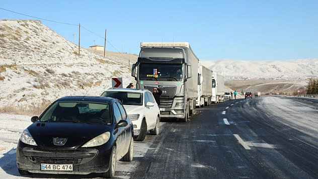 Darende'de buzlanma nedeniyle trafik durma noktasına geldi