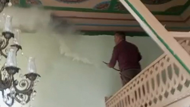 Darende'de cami çatısında alevler yükseldi