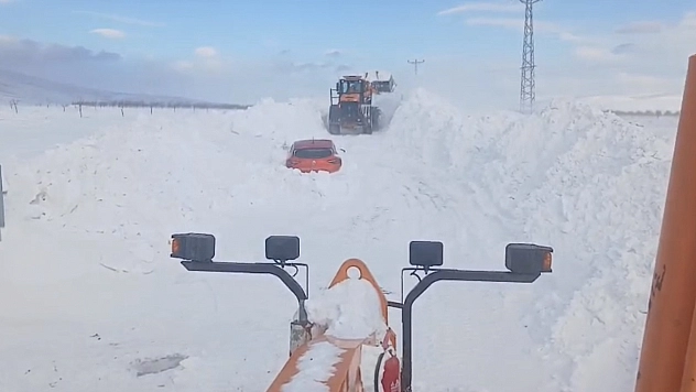 Darende'de kar altında kalan araçlar gün yüzüne çıktı