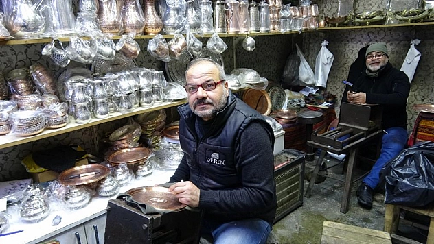 Dayı yeğen 44 yıldır birlikte bakır işliyor