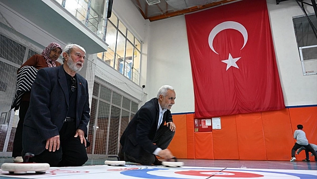 Dedeler ve nineler torunlarıyla yarıştı