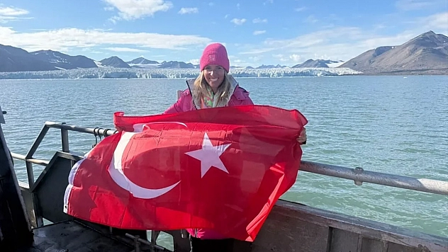 Deniz Kayadelen, Kuzey Kutbu'nda yüzen ilk Türk olarak tarihe geçti