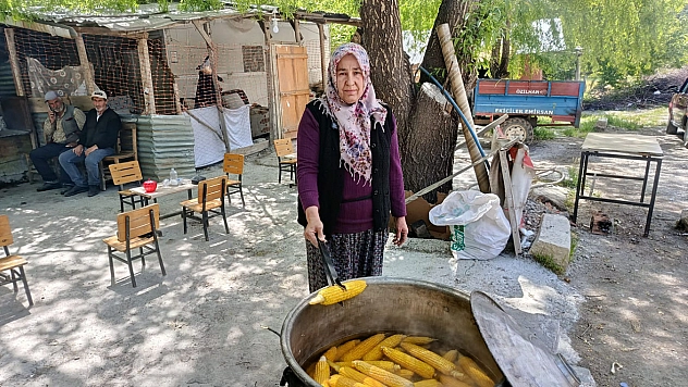 Deprem sonrası Malatya'da mısır satarak kızını okutuyor