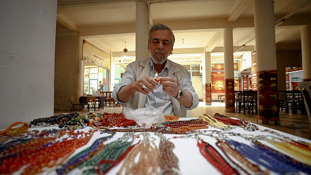 Depremde dükkanları yıkılan Malatyalı tespihçiler seyyar tezgahlarda tutunuyor