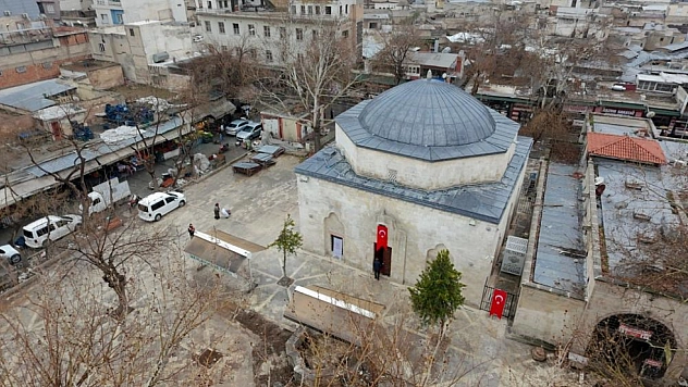 Depremde hasar alan cami yeniden ibadete açıldı