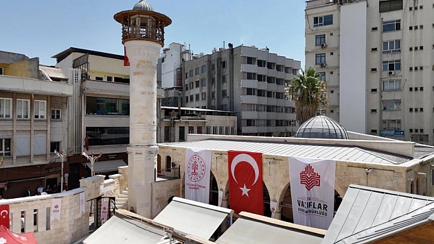 Depremde hasar alan tarihi cami yeniden ibadete açıldı