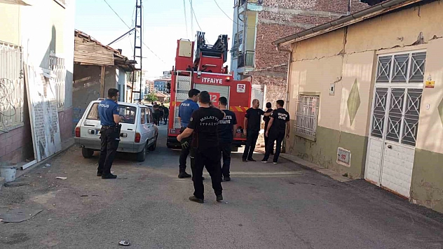 Depremde iki katlı müstakil evde kısmi göçük