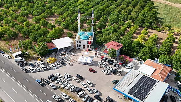 Depremde yıkılan cami yeniden ibadete açıldı