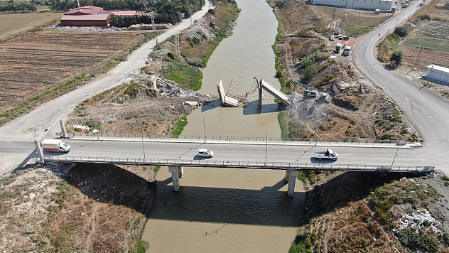 Depremde yıkılan köprüyü parçalayamıyorlar