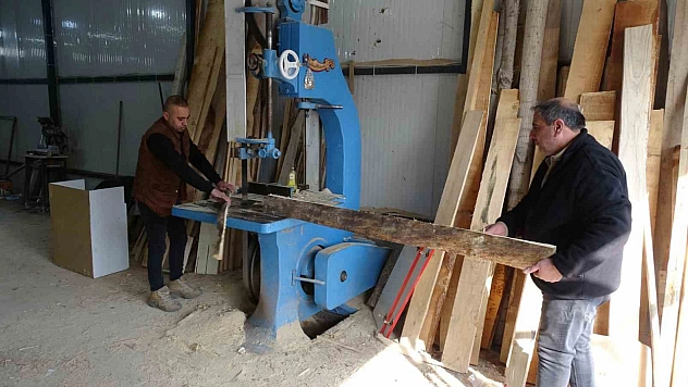Malatya'da depremden geriye kalan acı ve umut: Marangoz atölyesinde yaşam mücadelesi