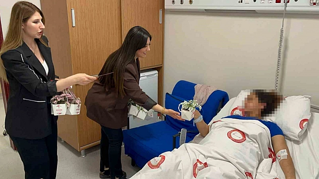 Depremzede kadınların Anneler Günü kutlandı