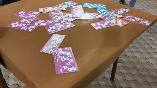 Dernekte kumar oynarken yakalandılar