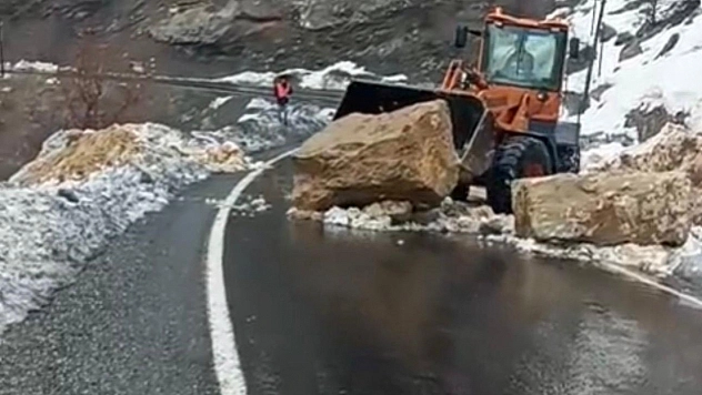 Dev kayalar yolu kapattı