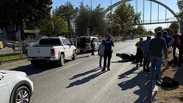 Devrilen motosikletliye araç çarptı: 1 yaralı