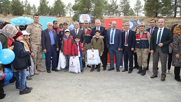 Çocuklar fidan dikti