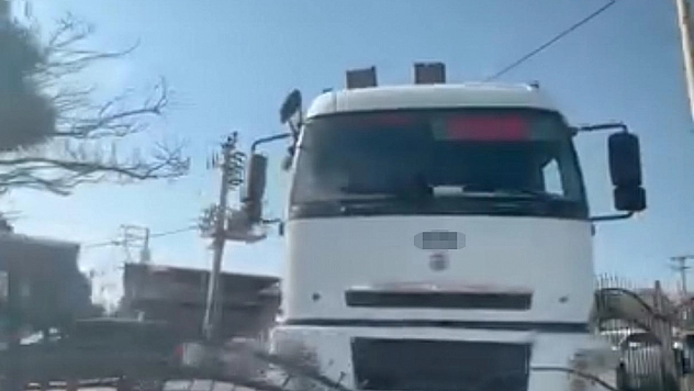 Diyarbakır'da freni boşalan tır, refüje çıktı