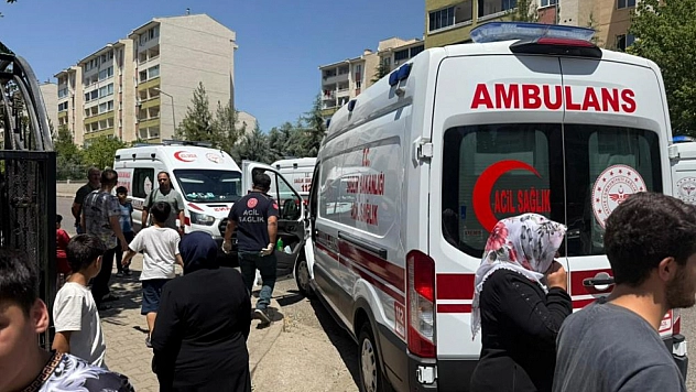 Diyarbakır'da korkutan yangın: Apartmanda mahsur kalanlar var...