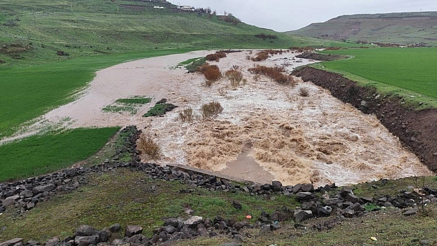 Diyarbakır'da sağanak: Yollar çöktü, vatandaşlar mahsur kaldı!