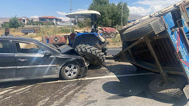 Otomobil, traktörün römorkuna çarptı: 2 yaralı