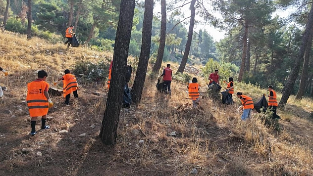 Doğaya bırakılan atıklar tek tek toplandı