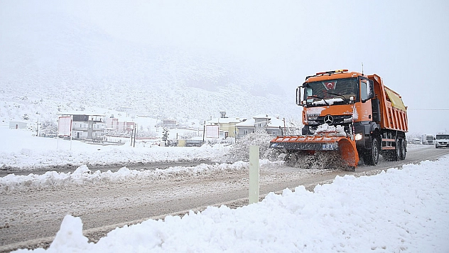 Doğu'da 420 yerleşim yerine ulaşım sağlanamıyor