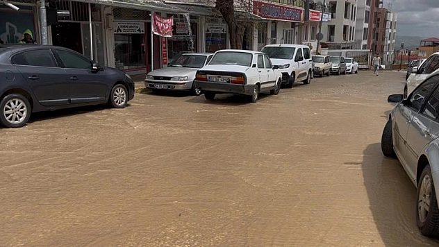 Dolu ve sağanak sonrası sel meydana geldi