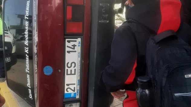 Drift atan sürücü 2 öğrenciye çarptı