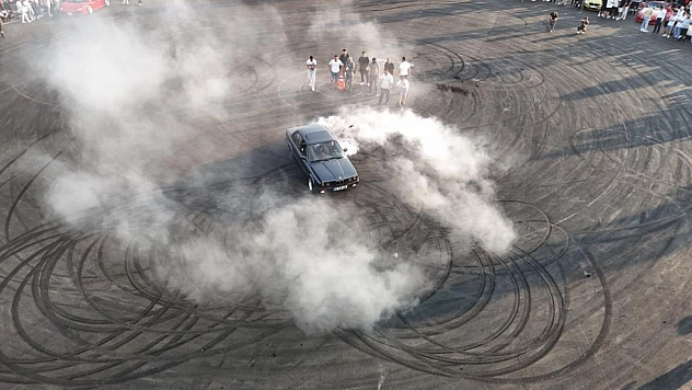 Drift atmak için ara sokakları tercih etti