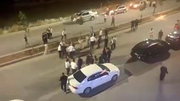 Düğün konvoyunda tekmeli, yumruklu kavga