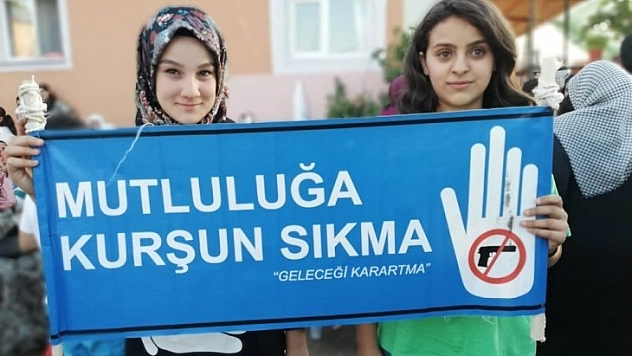 Düğünde pankart açtılar