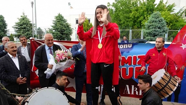 Şampiyon coşkuyla karşılandı