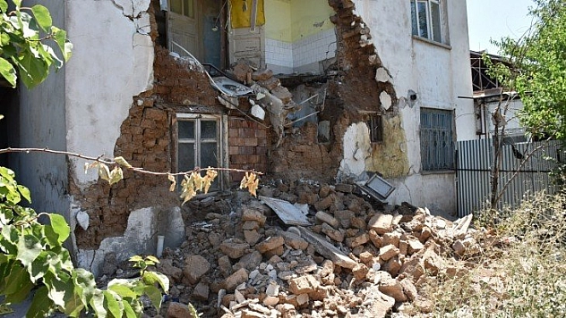 Duvar çöktü