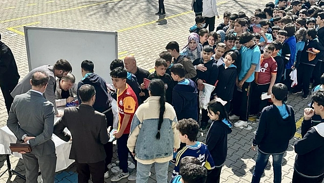 Efsane golcü Malatya'da öğrencilerle buluştu