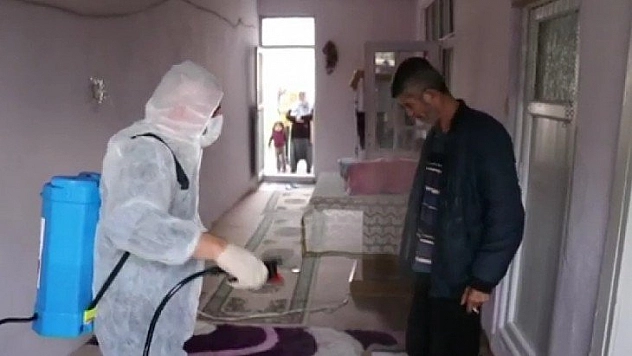 Ekipler vatandaşları da dezenfekte etti